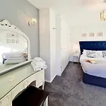 Bensons Gem בית נופש *