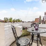 בית נופש Bensons Gem *